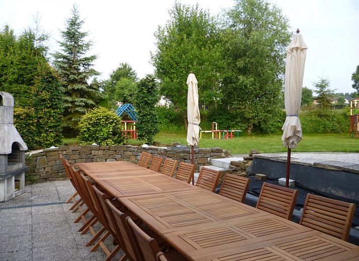 Haus Turbes Volksspelen-Cafe Rene vakantiehuis in Herresbach, Ardennen, Belgie, bedekt met sneeuw in een serene winteromgeving.