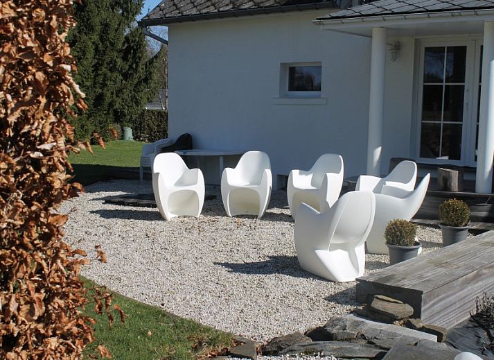 Haus Turbes Volksspelen-Cafe Rene vakantiehuis in Herresbach, Ardennen, Belgie, bedekt met sneeuw in een serene winteromgeving.