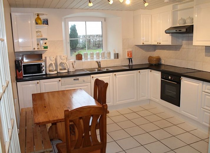 Voorzijde van Haus Turbes Volksspelen-Cafe Rene in Herresbach, Ardennen, Belgie, een charmant vakantiehuis in de sneeuw.