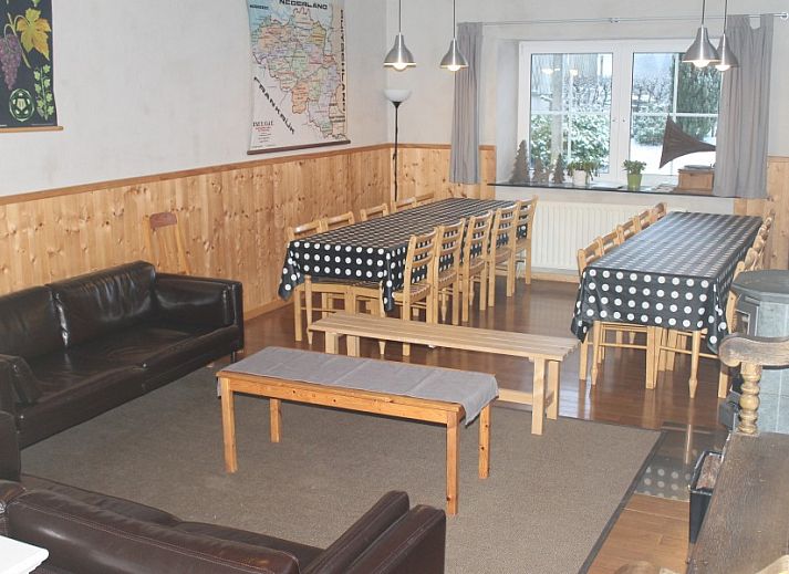 Voorzijde van Haus Turbes Volksspelen-Cafe Rene in Herresbach, Ardennen, Belgie, een charmant vakantiehuis in de sneeuw.