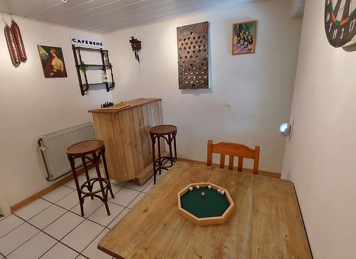 Voorzijde van Haus Turbes Volksspelen-Cafe Rene in Herresbach, Ardennen, Belgie, een charmant vakantiehuis in de sneeuw.