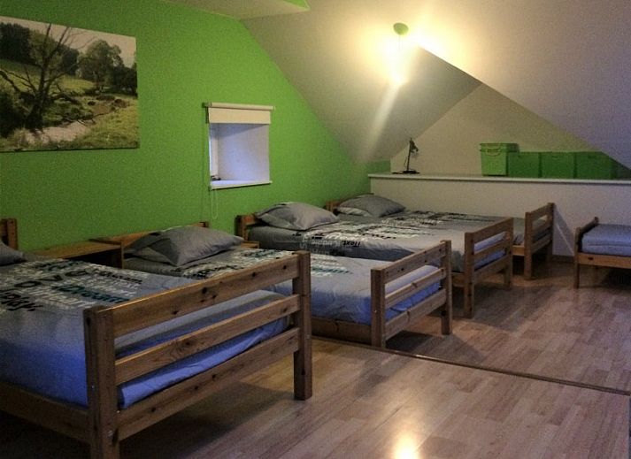 Voorzijde van Haus Turbes Volksspelen-Cafe Rene in Herresbach, Ardennen, Belgie, een charmant vakantiehuis in de sneeuw.