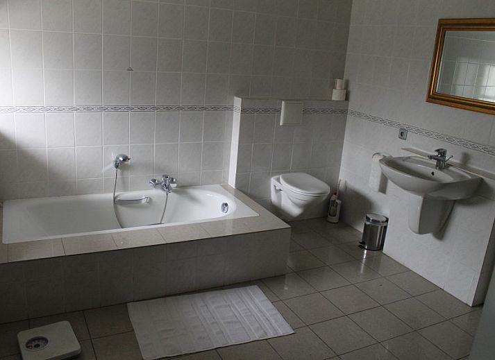 Ruim terras met houten tafels bij Haus Turbes Volksspelen-Cafe Rene vakantiehuis in Herresbach, Ardennen, Belgie.