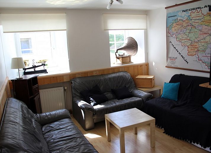 Ruim terras met houten tafels bij Haus Turbes Volksspelen-Cafe Rene vakantiehuis in Herresbach, Ardennen, Belgie.