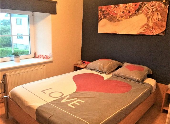 Ruim terras met houten tafels bij Haus Turbes Volksspelen-Cafe Rene vakantiehuis in Herresbach, Ardennen, Belgie.