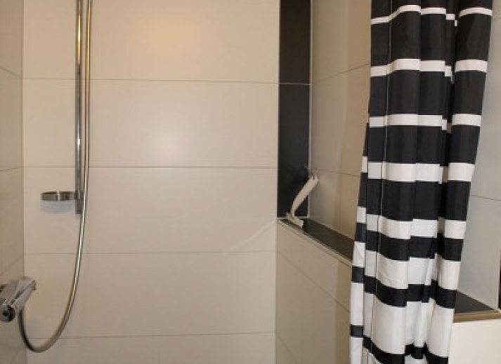 Ruim terras met houten tafels bij Haus Turbes Volksspelen-Cafe Rene vakantiehuis in Herresbach, Ardennen, Belgie.