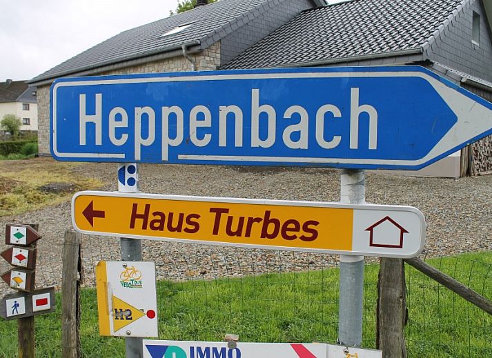 Voetbalveld in de tuin van Haus Turbes Volksspelen-Cafe Rene vakantiehuis in Herresbach, Ardennen, Belgie.