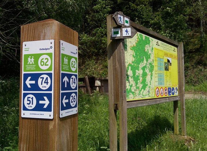 Gezellige zithoek op het terras van Haus Turbes Volksspelen-Cafe Rene vakantiehuis in Herresbach, Ardennen, Belgie.