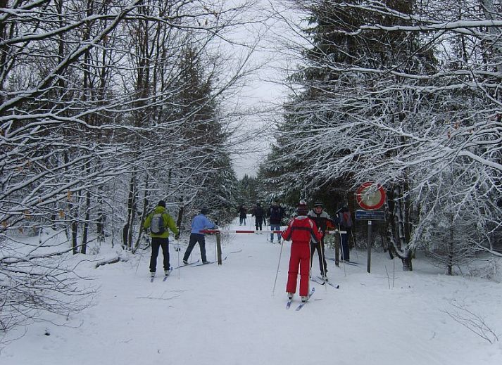 Gezellige zithoek op het terras van Haus Turbes Volksspelen-Cafe Rene vakantiehuis in Herresbach, Ardennen, Belgie.