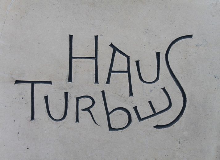 Buitenschaken op de veranda van Haus Turbes Volksspelen-Cafe Rene vakantiehuis in Herresbach, Ardennen, Belgie.