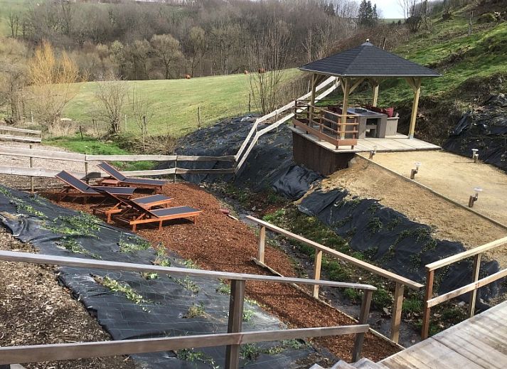 Geniet van een barbecue op het terras van Casa Nouche in Engreux, Ardennen, Belgi.