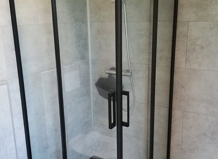 Buitenkant van Huisje in Tailles, charmante bed and breakfast in Tailles, Ardennen, met stenen gevel en picknicktafel.