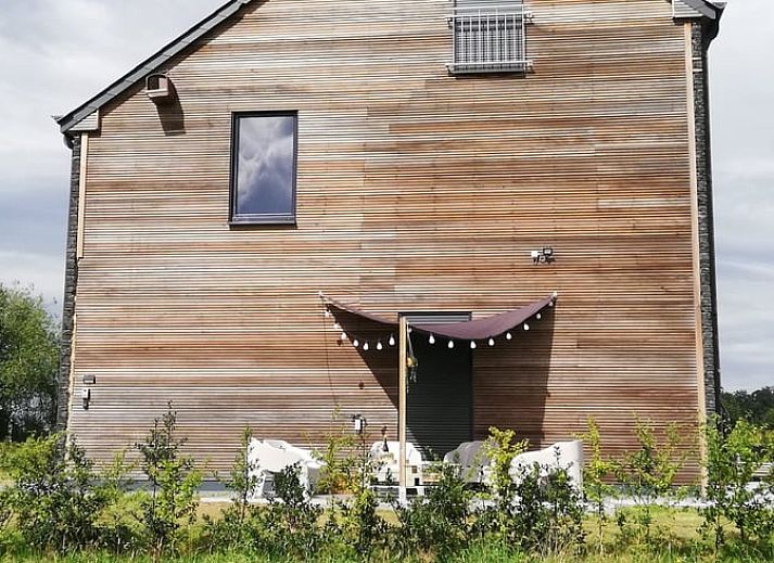 Buitenkant van Huisje in Tailles, charmante bed and breakfast in Tailles, Ardennen, met stenen gevel en picknicktafel.