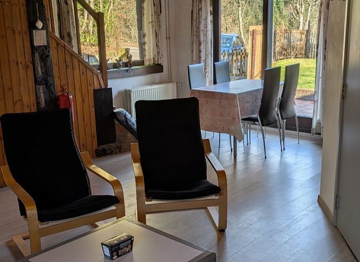 Knusse zithoek in Chouff vakantiehuis, Achouffe-Houffalize, met open haard in de Ardennen, Luxemburg, Belgie.