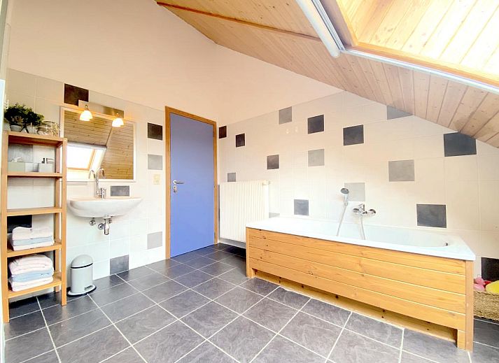 Cozy living room with comfortable seating area in Holiday Home Wilogne, perfect for family time.