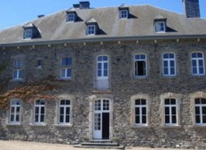 Vakantiehuisje in Longchamps Bertogne met uitzicht op kasteel en vijver in de Ardennen, Luxemburg, Belgie.