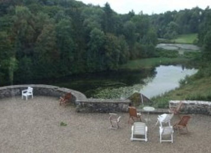 Vakantiehuisje in Longchamps Bertogne met uitzicht op kasteel en vijver in de Ardennen, Luxemburg, Belgie.