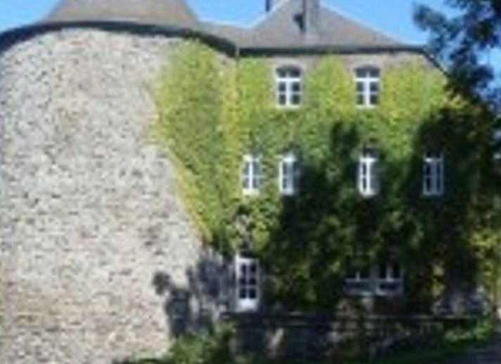Vakantiehuisje in Longchamps Bertogne met uitzicht op kasteel en vijver in de Ardennen, Luxemburg, Belgie.