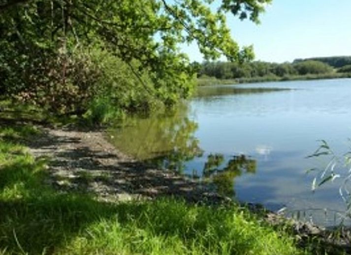 Vakantiehuisje in Longchamps Bertogne met uitzicht op kasteel en vijver in de Ardennen, Luxemburg, Belgie.