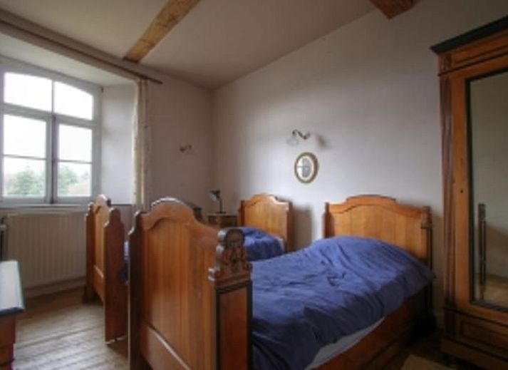 Terras van Vakantiehuisje in Longchamps Bertogne met uitzicht op natuur en vijver, Ardennen, Luxemburg, Belgie.