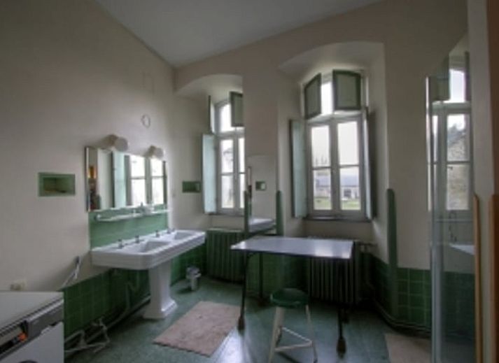 Terras van Vakantiehuisje in Longchamps Bertogne met uitzicht op natuur en vijver, Ardennen, Luxemburg, Belgie.