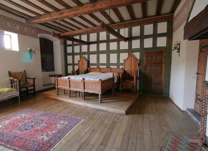 Terras van Vakantiehuisje in Longchamps Bertogne met uitzicht op natuur en vijver, Ardennen, Luxemburg, Belgie.