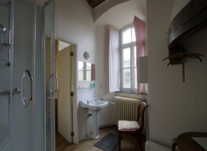 Historische toren van Vakantiehuisje in Longchamps Bertogne omgeven door groen, Ardennen, Luxemburg, Belgie.