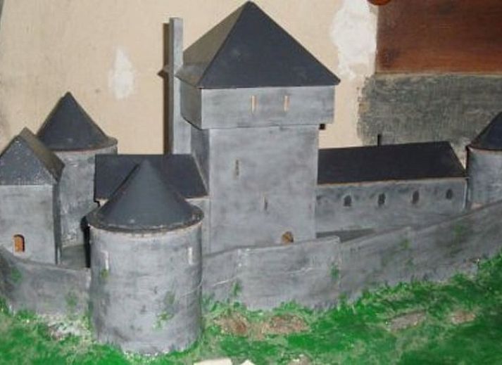 Historische toren van Vakantiehuisje in Longchamps Bertogne omgeven door groen, Ardennen, Luxemburg, Belgie.