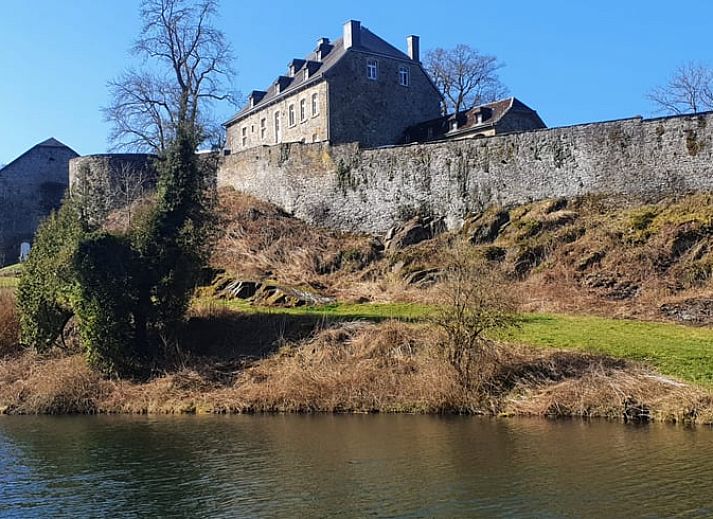 Historische toren van Vakantiehuisje in Longchamps Bertogne omgeven door groen, Ardennen, Luxemburg, Belgie.