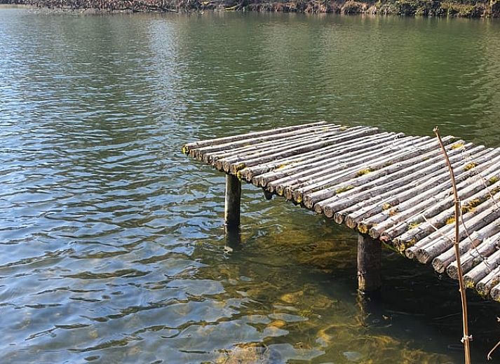 Historische toren van Vakantiehuisje in Longchamps Bertogne omgeven door groen, Ardennen, Luxemburg, Belgie.