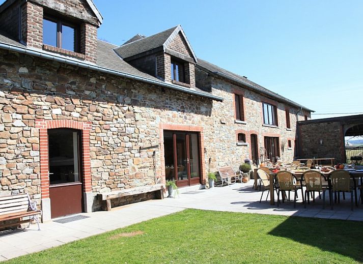 Geniet van de ruime veranda bij L'Ambiance vakantiehuis in Bras-Haut, Ardennen.