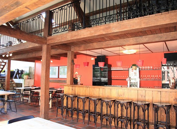 Geniet van de ruime veranda bij L'Ambiance vakantiehuis in Bras-Haut, Ardennen.