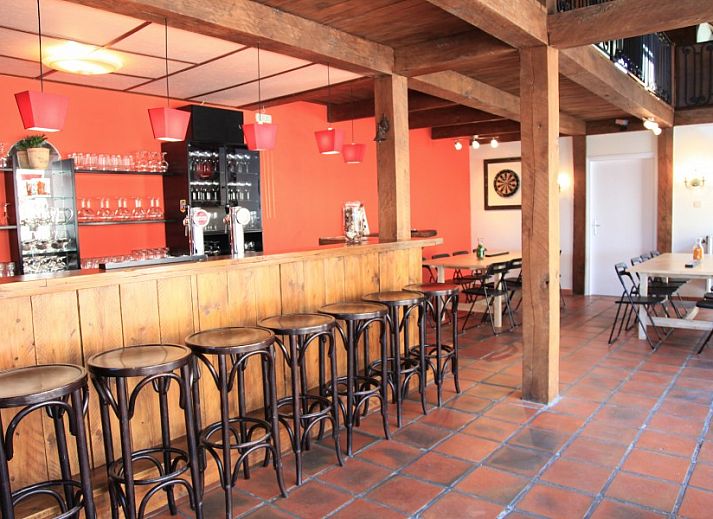 Geniet van de ruime veranda bij L'Ambiance vakantiehuis in Bras-Haut, Ardennen.