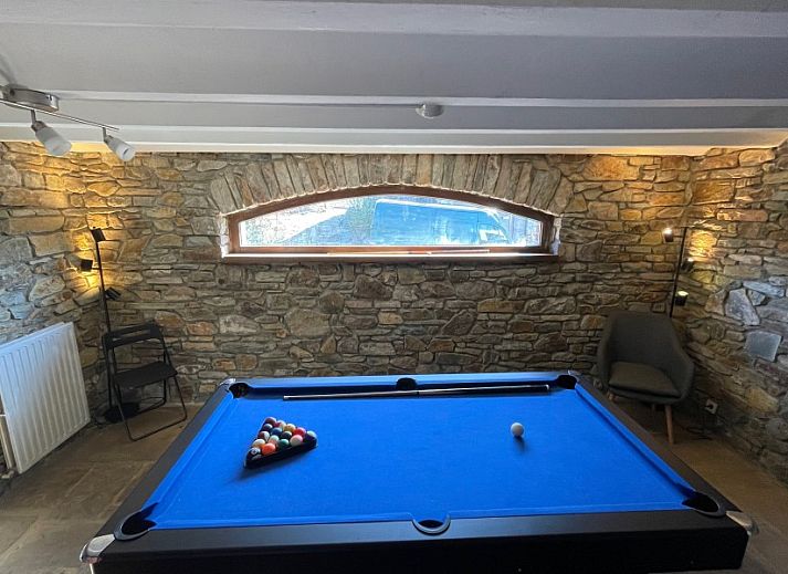 Uitzicht op de stenen gevel van L'Ambiance vakantiehuis in Bras-Haut, Luxemburg.