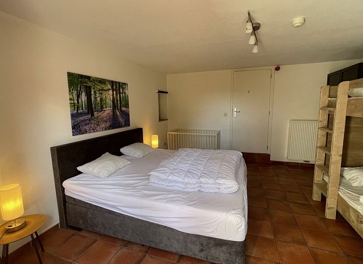 Uitzicht op de stenen gevel van L'Ambiance vakantiehuis in Bras-Haut, Luxemburg.