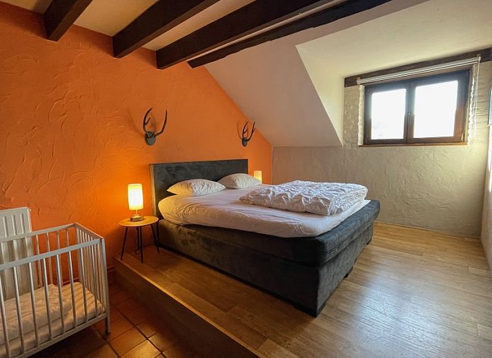 Uitzicht op de stenen gevel van L'Ambiance vakantiehuis in Bras-Haut, Luxemburg.