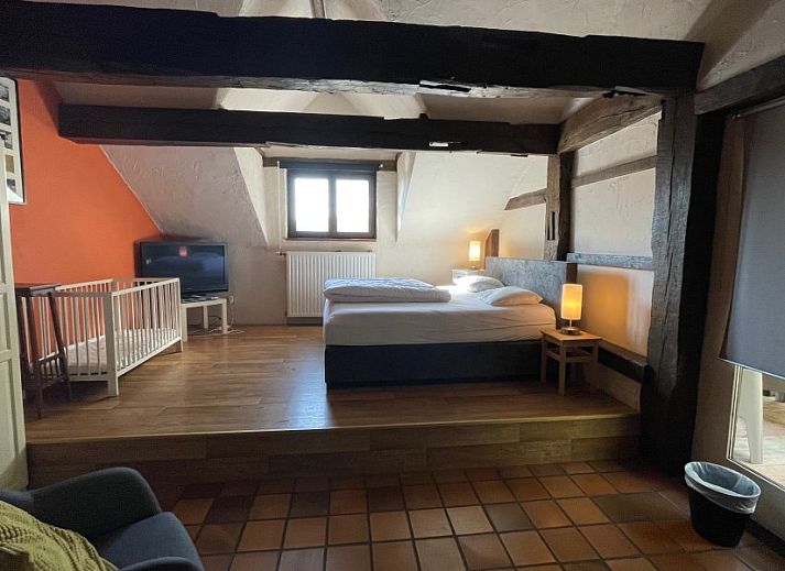 Kindvriendelijke tuin met speeltoestel bij L'Ambiance vakantiehuis in de Ardennen.