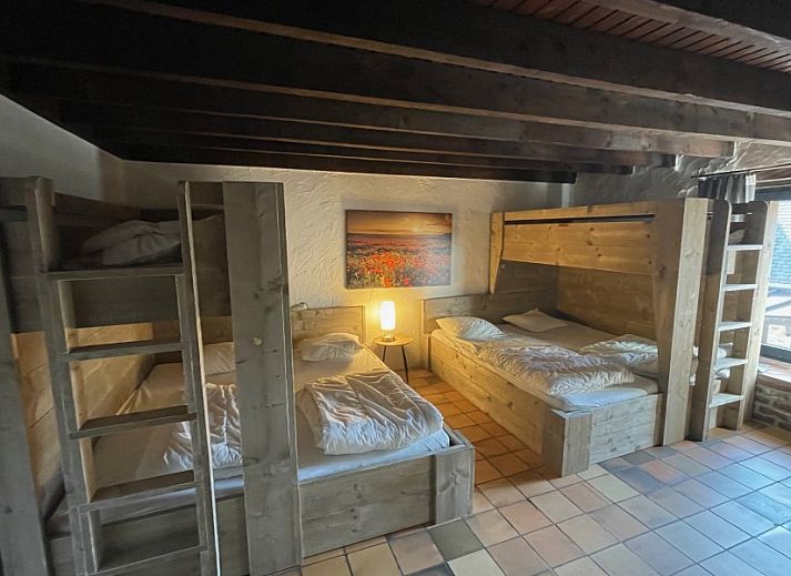 Kindvriendelijke tuin met speeltoestel bij L'Ambiance vakantiehuis in de Ardennen.