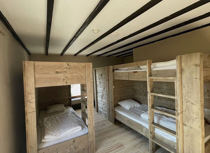 Kindvriendelijke tuin met speeltoestel bij L'Ambiance vakantiehuis in de Ardennen.