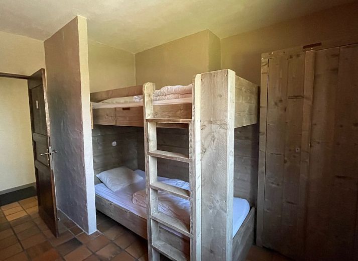 Kindvriendelijke tuin met speeltoestel bij L'Ambiance vakantiehuis in de Ardennen.