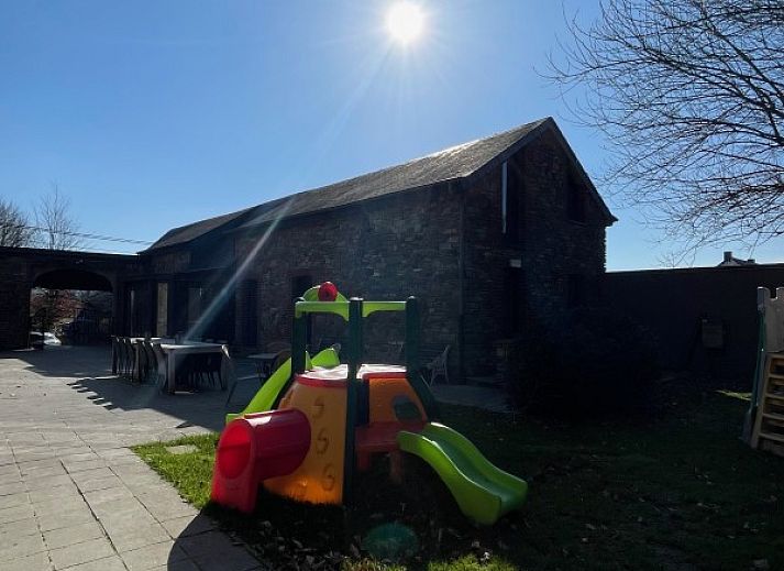 Kindvriendelijke tuin met speeltoestel bij L'Ambiance vakantiehuis in de Ardennen.