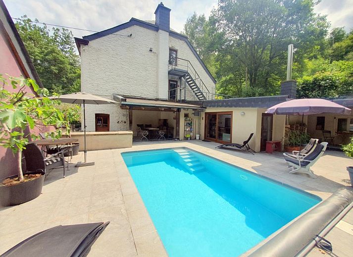 Ontspan bij het verfrissende zwembad van vakantiehuis Ry de Belle Rose in Grupont, Ardennen, omringd door groene natuur.