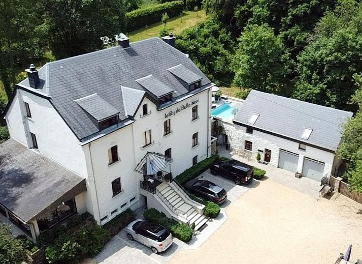 Ontspan bij het verfrissende zwembad van vakantiehuis Ry de Belle Rose in Grupont, Ardennen, omringd door groene natuur.