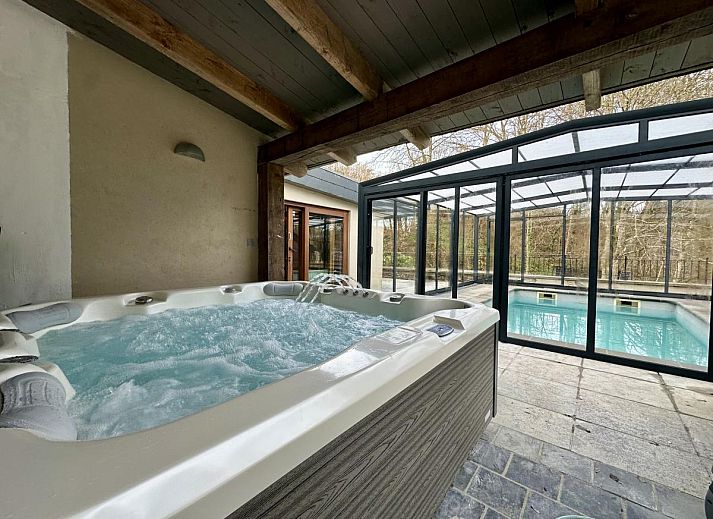 Ontspan bij het verfrissende zwembad van vakantiehuis Ry de Belle Rose in Grupont, Ardennen, omringd door groene natuur.
