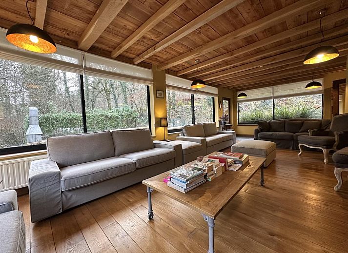 Luchtfoto van Ry de Belle Rose, een charmant vakantiehuis in Grupont, Ardennen, Belgie, omgeven door groene natuur en rustgevende omgeving.