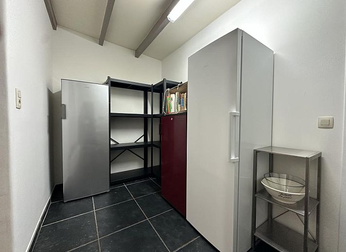 Ontspan in de luxe jacuzzi van Ry de Belle Rose, een vakantiehuis in Grupont, Ardennen, met uitzicht op het binnenzwembad en de omliggende natuur.