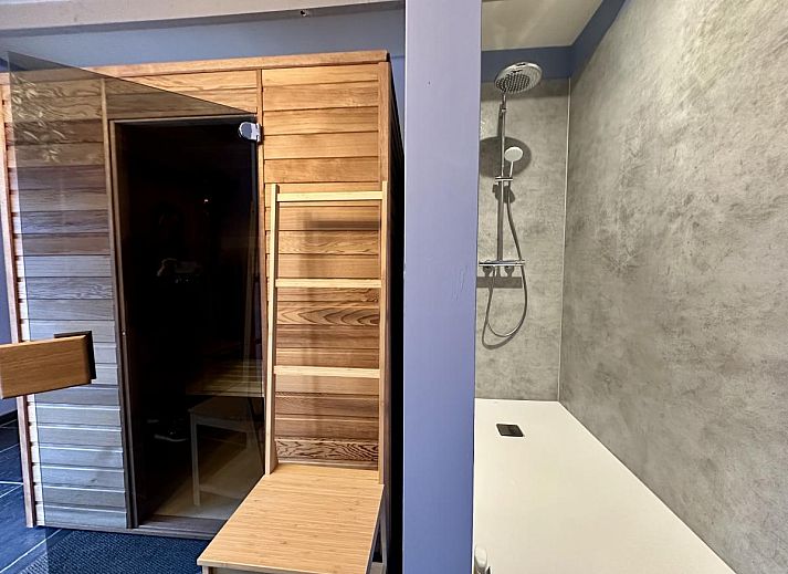Ontspan in de sfeervolle recreatieruimte van Ry de Belle Rose, een vakantiehuis in Grupont, Ardennen, met een uitnodigende biljarttafel.