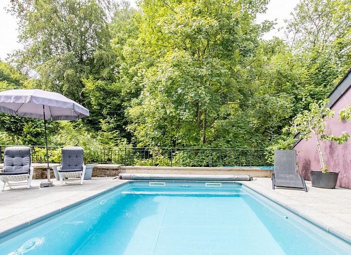 Ontspan in de sfeervolle recreatieruimte van Ry de Belle Rose, een vakantiehuis in Grupont, Ardennen, met een uitnodigende biljarttafel.