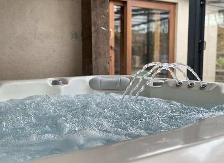 Ontspan in de sfeervolle recreatieruimte van Ry de Belle Rose, een vakantiehuis in Grupont, Ardennen, met een uitnodigende biljarttafel.