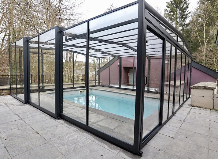 Ontspan in de sfeervolle recreatieruimte van Ry de Belle Rose, een vakantiehuis in Grupont, Ardennen, met een uitnodigende biljarttafel.